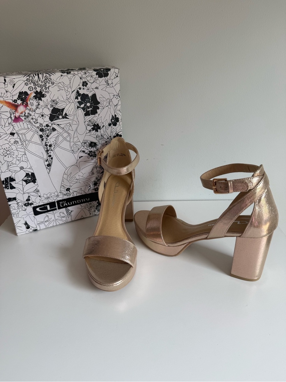 Women's Go On CL by Laundry Gold Ankle Strap Block Heel Sandals Size 8.5 NEW